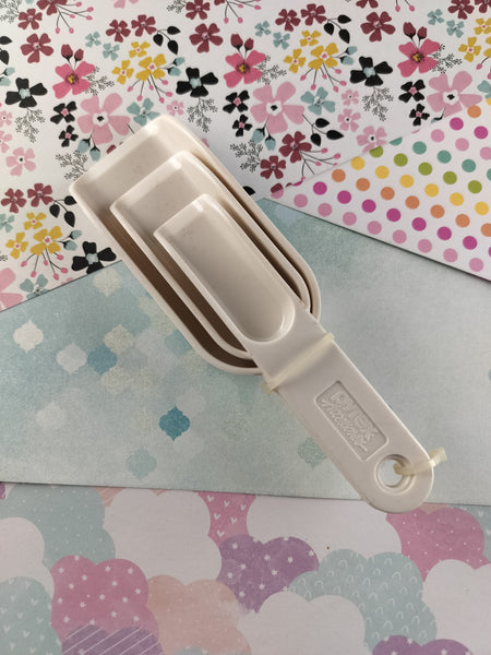 Vintage 2004 Pyrex Accessories White Plastic Scoop Set/3 NOS