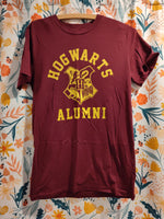 Harry Potter Wizarding World Hogwarts Alumni T-shirt Size S Unisex/Men's LIKE NEW