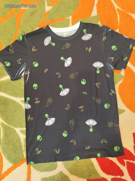 Hot Topic Men's Unisex Aliens UFOs All-Over Graphic Tee Medium, Like New